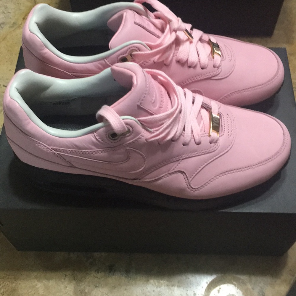 New woman’s Nike Air Max